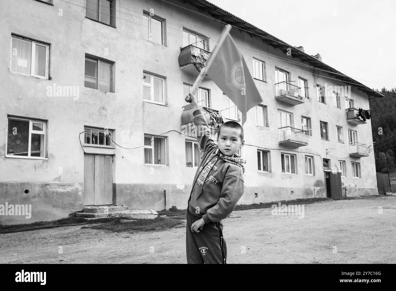 Kirghizistan, village de Djety-Oguz, enfant agitant le drapeau kirghize Banque D'Images