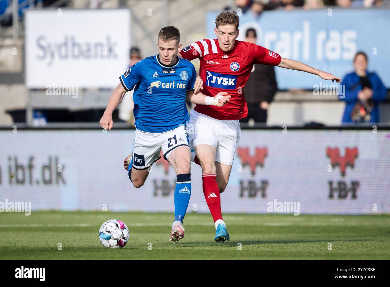 Copenhague, Danemark. 29 septembre 2024. Saevar Atli Magnusson de Lyngby dans un duel avec Andreas Poulsen de Silkeborg lors du match de super ligue entre Lyngby Boldklub et Silkeborg IF au Lyngby Stadium le dimanche 29 septembre 2024. (Photo : Thomas Traasdahl/Ritzau Scanpix) crédit : Ritzau/Alamy Live News Banque D'Images