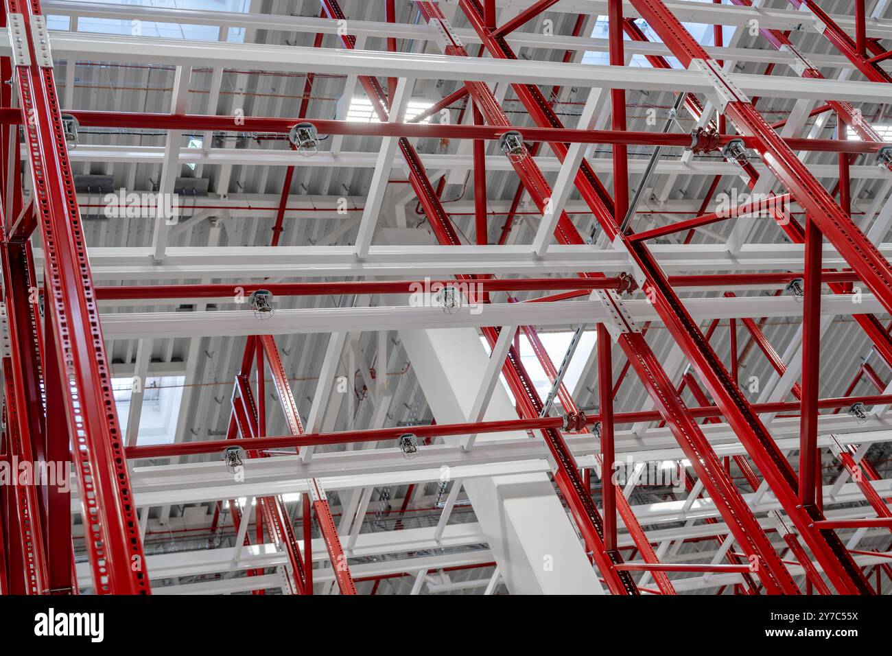 Gros plan de la tête du système de gicleurs à l'intérieur du système de rayonnage d'entrepôt de l'usine de fabrication Banque D'Images