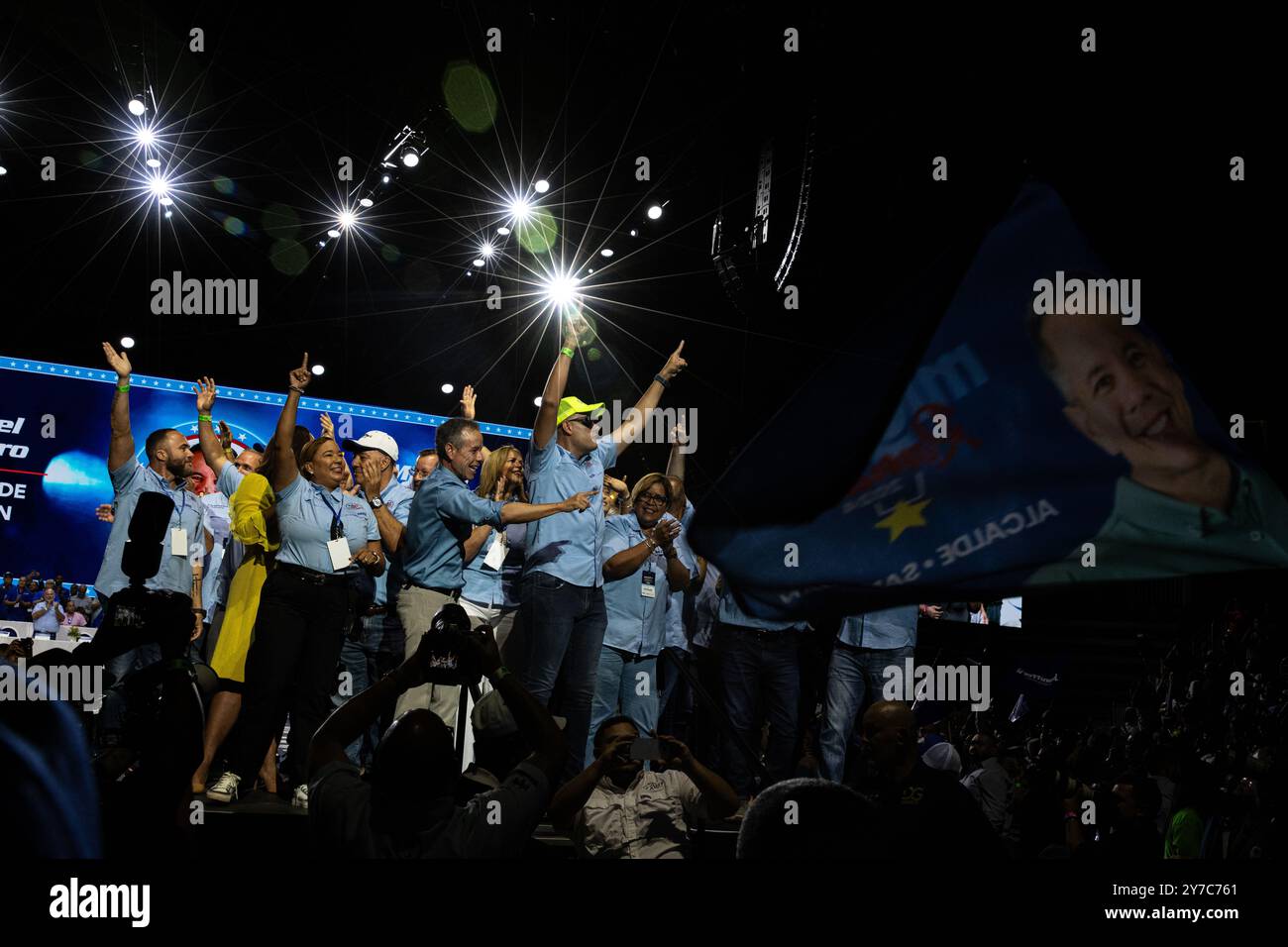 San Juan, États-Unis. 22 septembre 2024. Les nouveaux maires du Parti progressiste font signe à la foule lors de l'Assemblée générale du parti à San Juan, Porto Rico, le dimanche 22 septembre 2024. Beaucoup considèrent le Nouveau Parti progressiste pro-État comme le leader des prochaines élections de novembre. Crédit : Sipa USA/Alamy Live News Banque D'Images