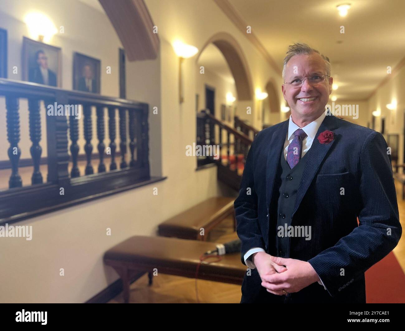 29 septembre 2024, Schleswig-Holstein, Westerland/Sylt : Nikolas Häckel, maire de Sylt, se tient devant la salle de réunion de la mairie. Dimanche, les citoyens de l'île de la mer du Nord ont voté contre leur maire dans le processus électoral. Photo : Lea Albert/dpa Banque D'Images