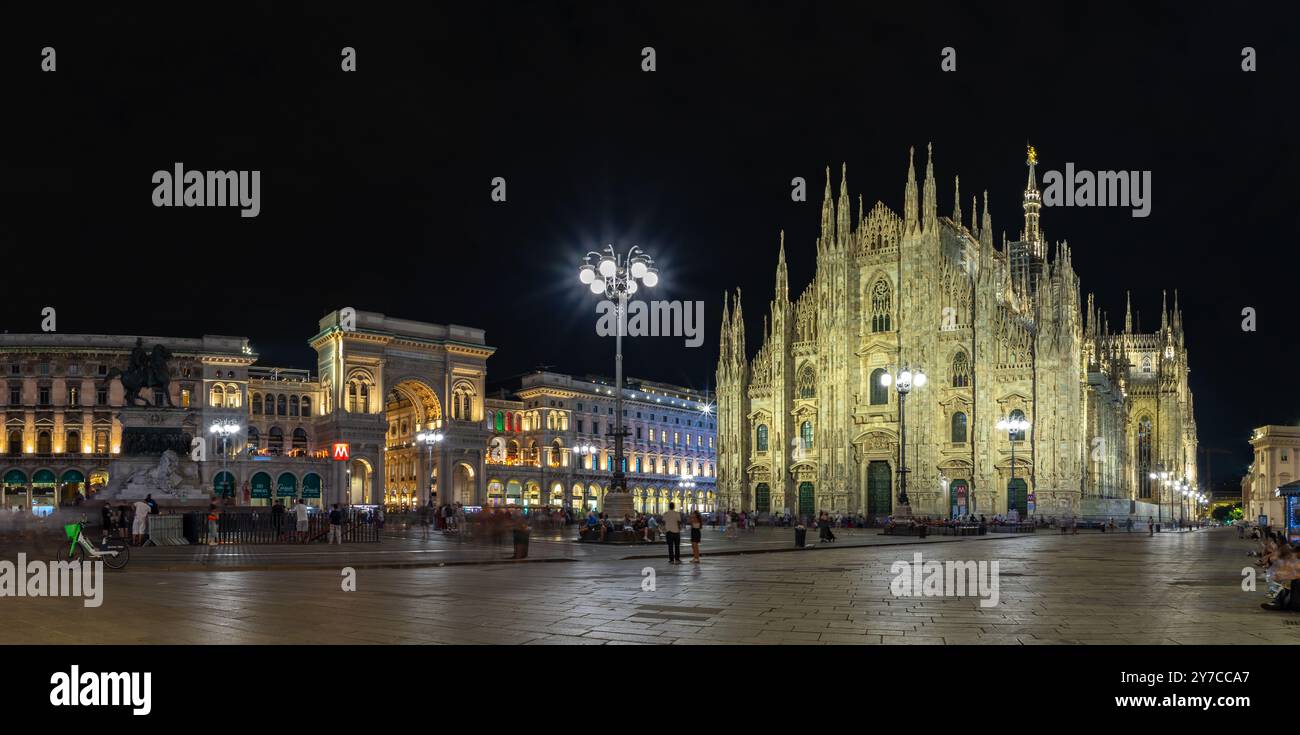 Une photo de la Piazza del Duomo la nuit, avec le Duomo di Milano ou la Cathédrale de Milan sur la droite, et la Galleria Vittorio Emanuele II sur le côté gauche Banque D'Images