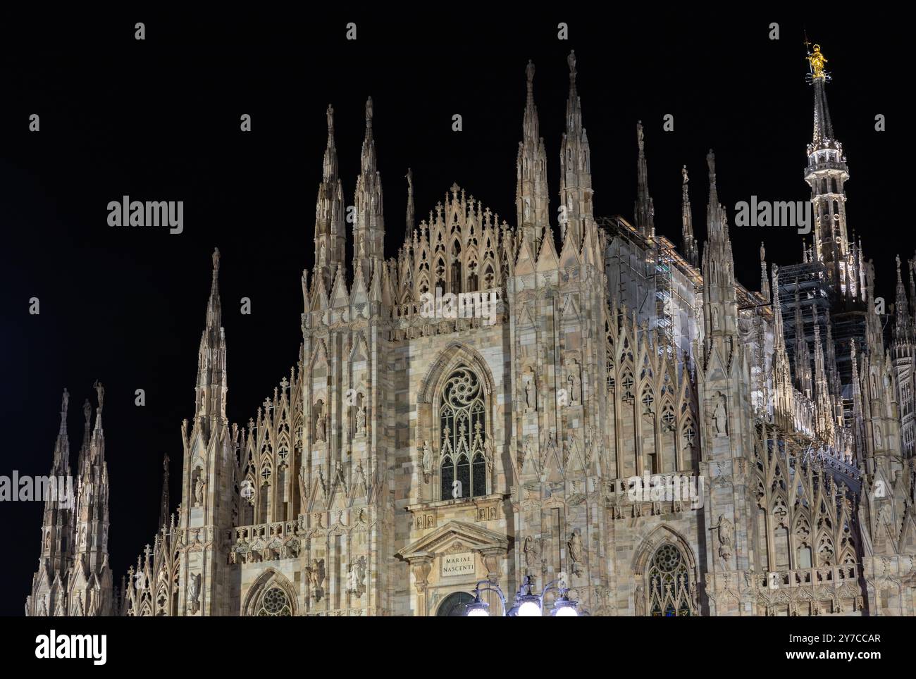 Une photo du Duomo di Milano ou de la façade de la cathédrale de Milan la nuit. Banque D'Images