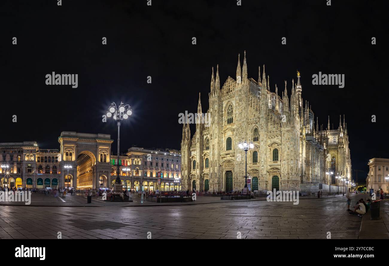 Une photo de la Piazza del Duomo la nuit, avec le Duomo di Milano ou la Cathédrale de Milan sur la droite, et la Galleria Vittorio Emanuele II sur le côté gauche Banque D'Images