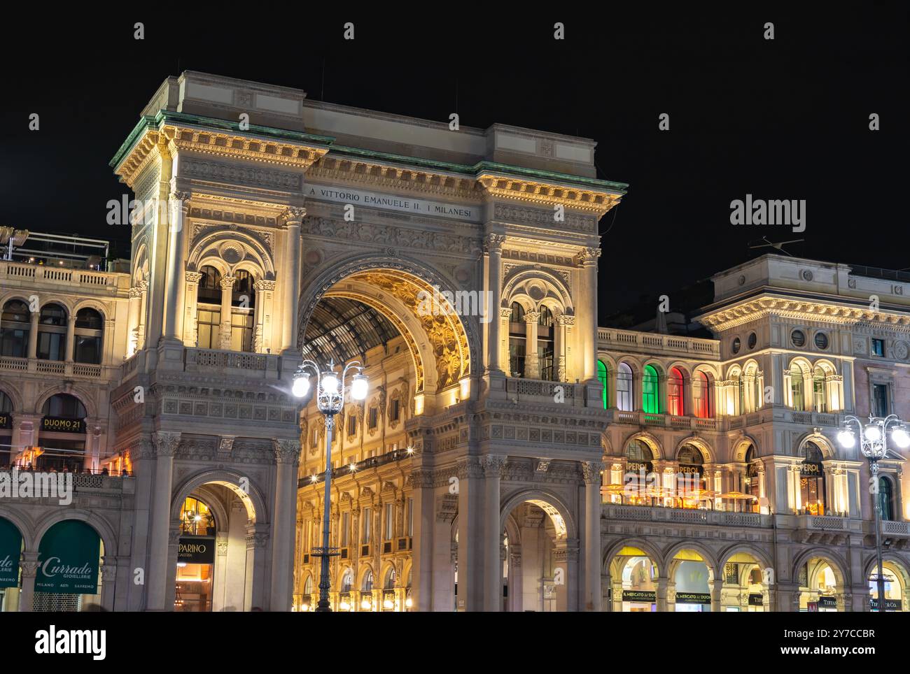 Une photo de la Galleria Vittorio Emanuele II, à Milan, la nuit. Banque D'Images