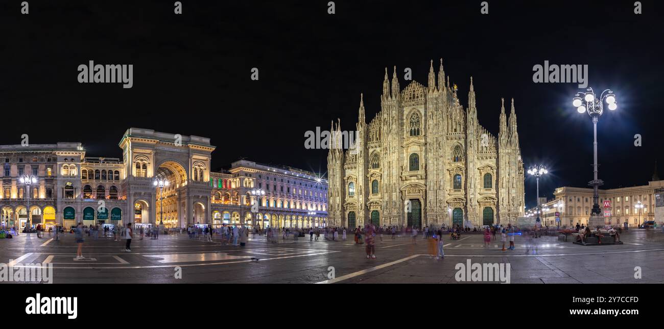 Une photo panoramique de la Piazza del Duomo la nuit, avec le Duomo di Milano ou la Cathédrale de Milan sur la droite, et la Galleria Vittorio Emanuele II o Banque D'Images