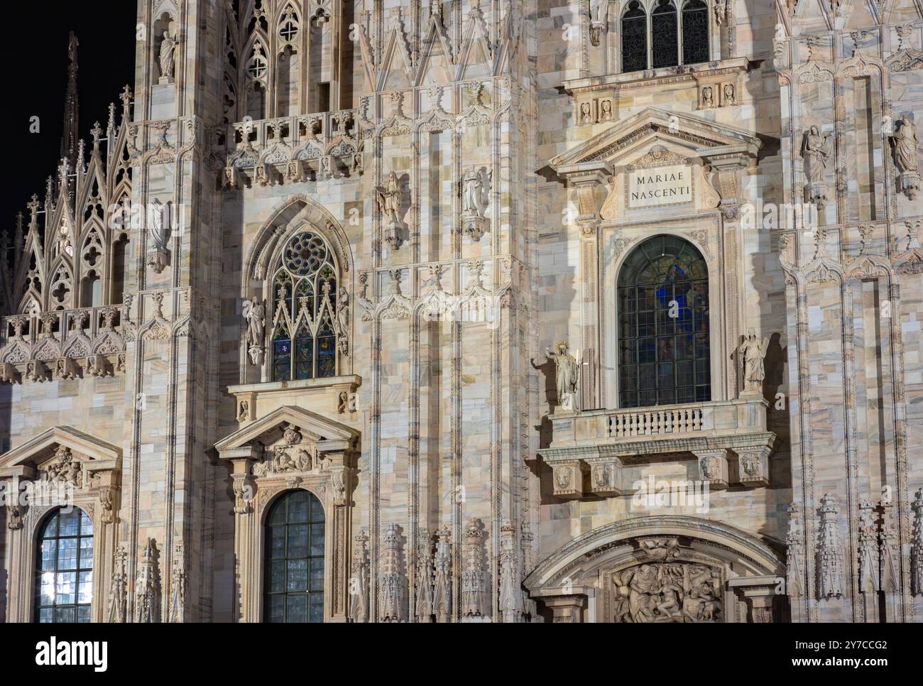 Une photo rapprochée du Duomo di Milano ou de la façade de la cathédrale de Milan la nuit. Banque D'Images