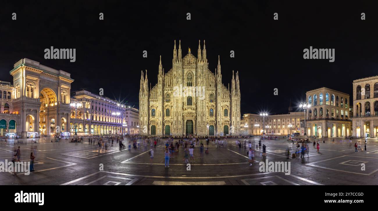 Une photo de la Piazza del Duomo la nuit, avec le Duomo di Milano ou la Cathédrale de Milan au centre, la Galleria Vittorio Emanuele II sur la gauche, Banque D'Images
