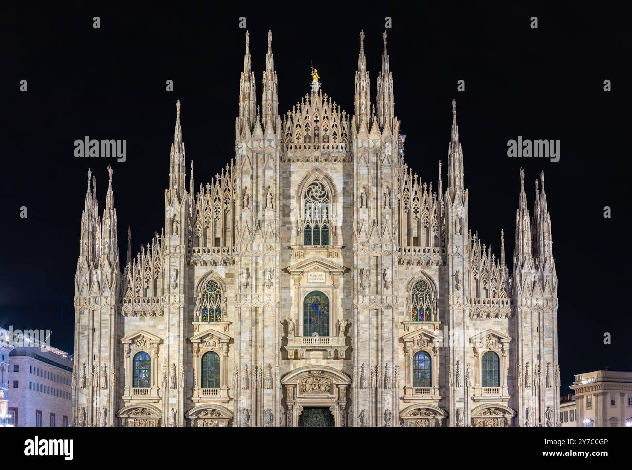 Une photo du Duomo di Milano ou de la façade de la cathédrale de Milan la nuit. Banque D'Images