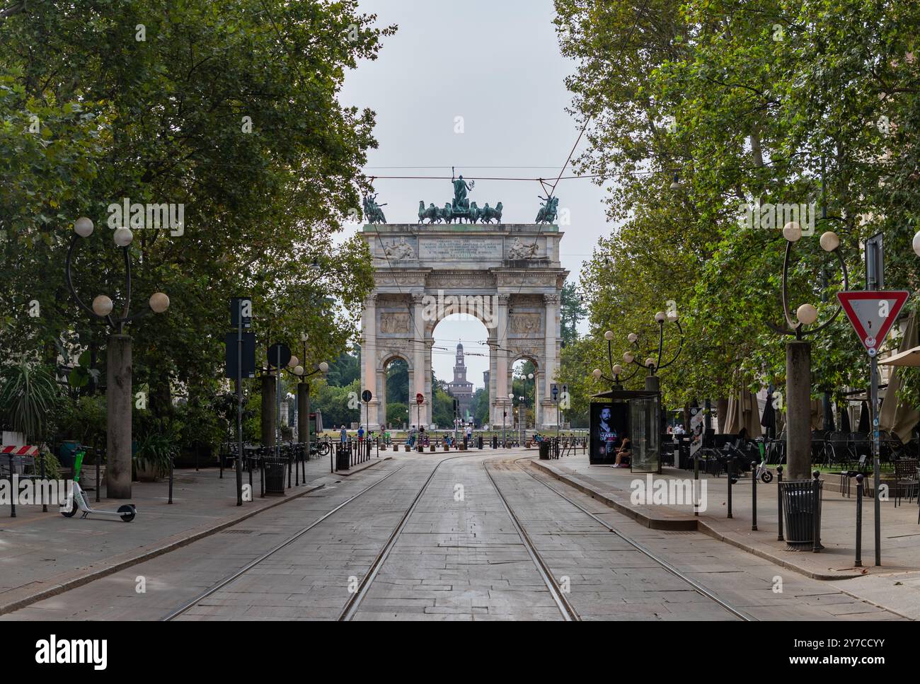 Une photo de l'Arco della Pace vu de la ligne de tramway voisine. Banque D'Images