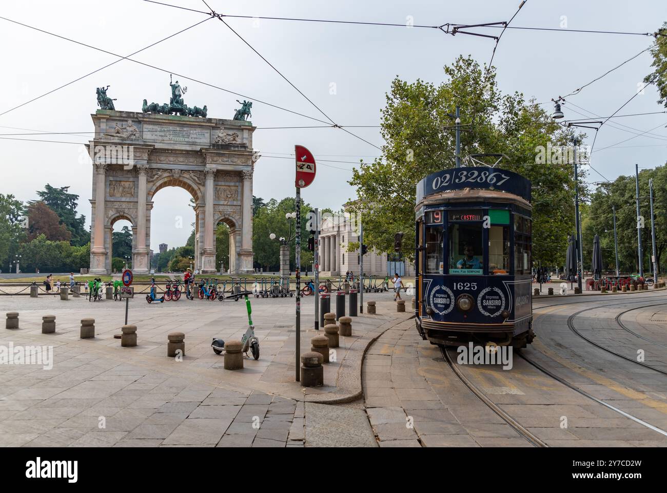 Une photo de l'Arco della Pace et un Tram Milano à côté. Banque D'Images
