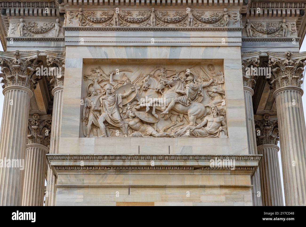 Gros plan des sculptures latérales de l'Arco della Pace à Milan. Banque D'Images