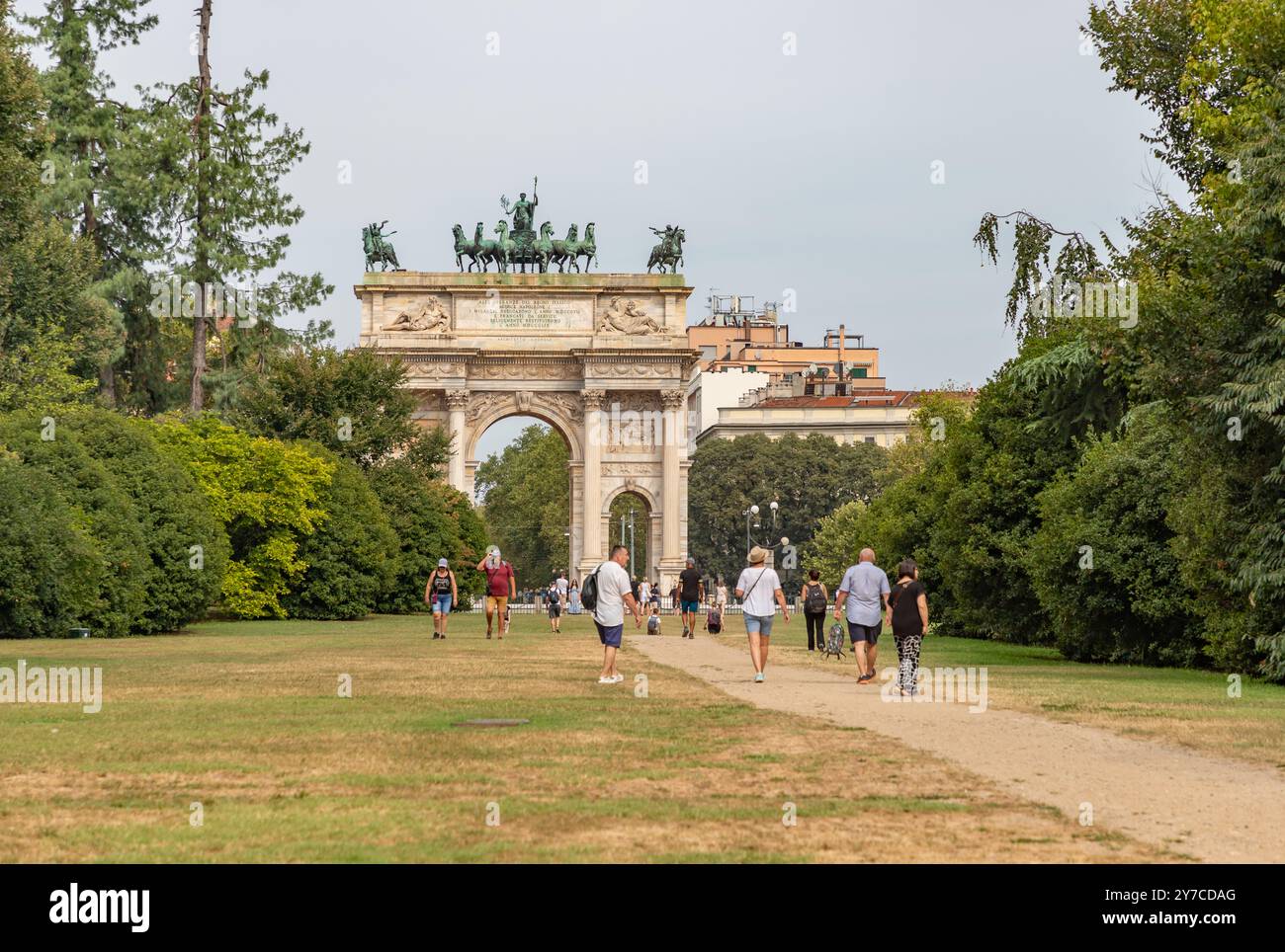 Une photo de l'Arco della Pace vu du parc Sempione. Banque D'Images