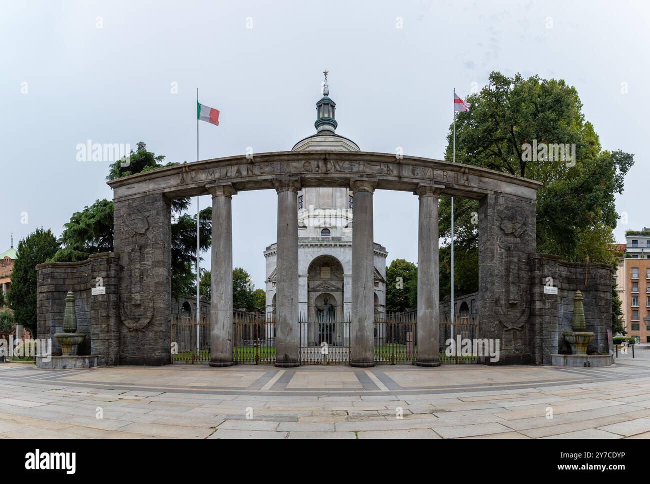 Une image du Temple de la victoire à Milan, avec le bâtiment du sanctuaire derrière les colonnes. Banque D'Images