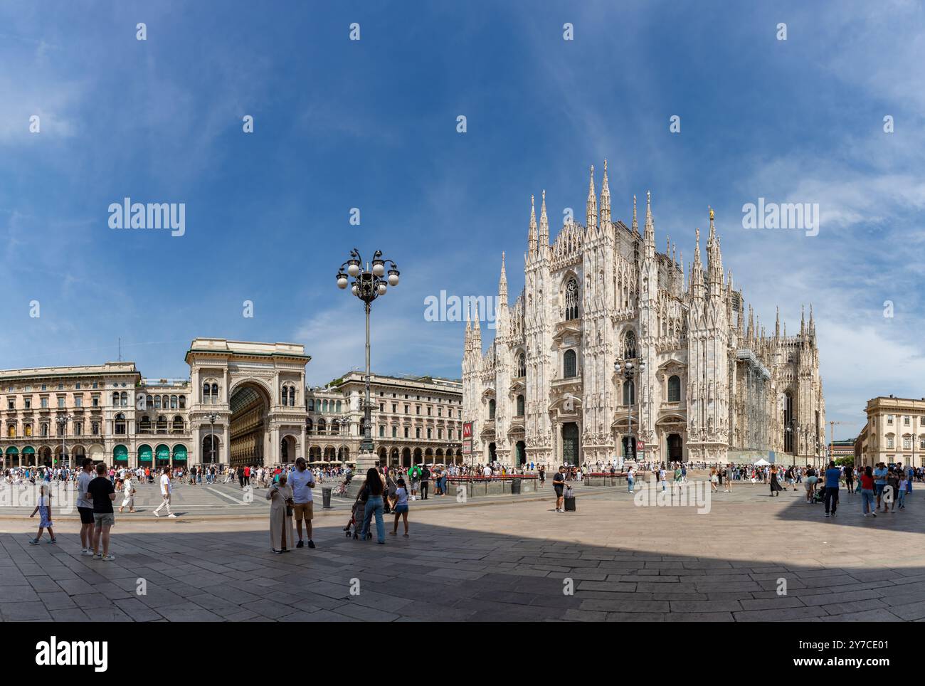 Une photo de la Piazza del Duomo, avec le Duomo di Milano ou la Cathédrale de Milan sur la droite, et la Galleria Vittorio Emanuele II sur la gauche. Banque D'Images