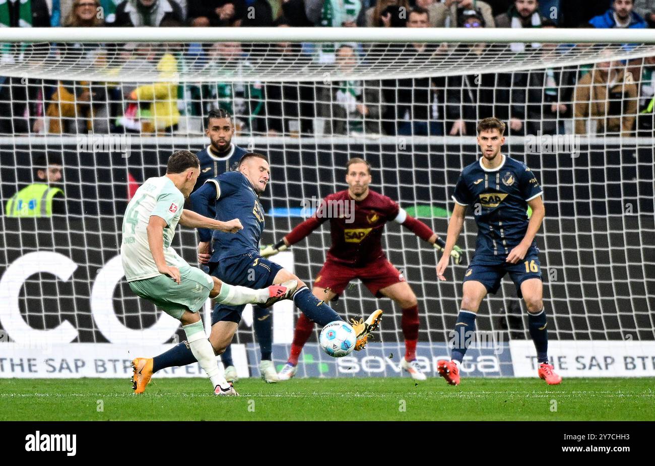 Torschuss Aktion Torchance Senne Lynen SV Werder Bremen SVW (14) gegen Pavel Kaderabek TSG 1899 Hoffenheim (03) Anton Stach TSG 1899 Hoffenheim (16) Torwart Oliver Baumann TSG 1899 Hoffenheim (01) Kevin Akpoguma TSG 1899 Hoffenheim (25) TSG 1899 Hoffenheim v. SV Werder Bremen, Fussball, Bundesliga, 5. Spieltag, saison 2024/2025, 29.09.2024 Foto : Eibner-Pressefoto/Michael Weber Banque D'Images