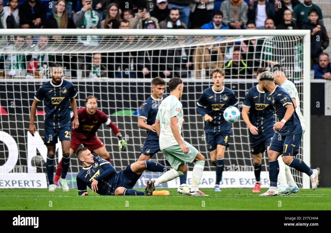 Torschuss Aktion Torchance Senne Lynen SV Werder Bremen SVW (14) gegen Pavel Kaderabek TSG 1899 Hoffenheim (03) Anton Stach TSG 1899 Hoffenheim (16) Torwart Oliver Baumann TSG 1899 Hoffenheim (01) Kevin Akpoguma TSG 1899 Hoffenheim (25) geblockt TSG 1899 Hoffenheim v. SV Werder Bremen, Fussball, Bundesliga, 5. Spieltag, saison 2024/2025, 29.09.2024 Foto : Eibner-Pressefoto/Michael Weber Banque D'Images