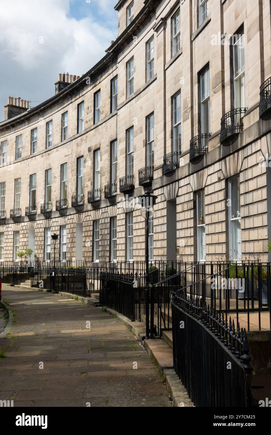 Belle façade en pierre de style géorgien de maisons résidentielles courbes à Royal Circus et Circus place prestigieux quartier à Édimbourg Banque D'Images