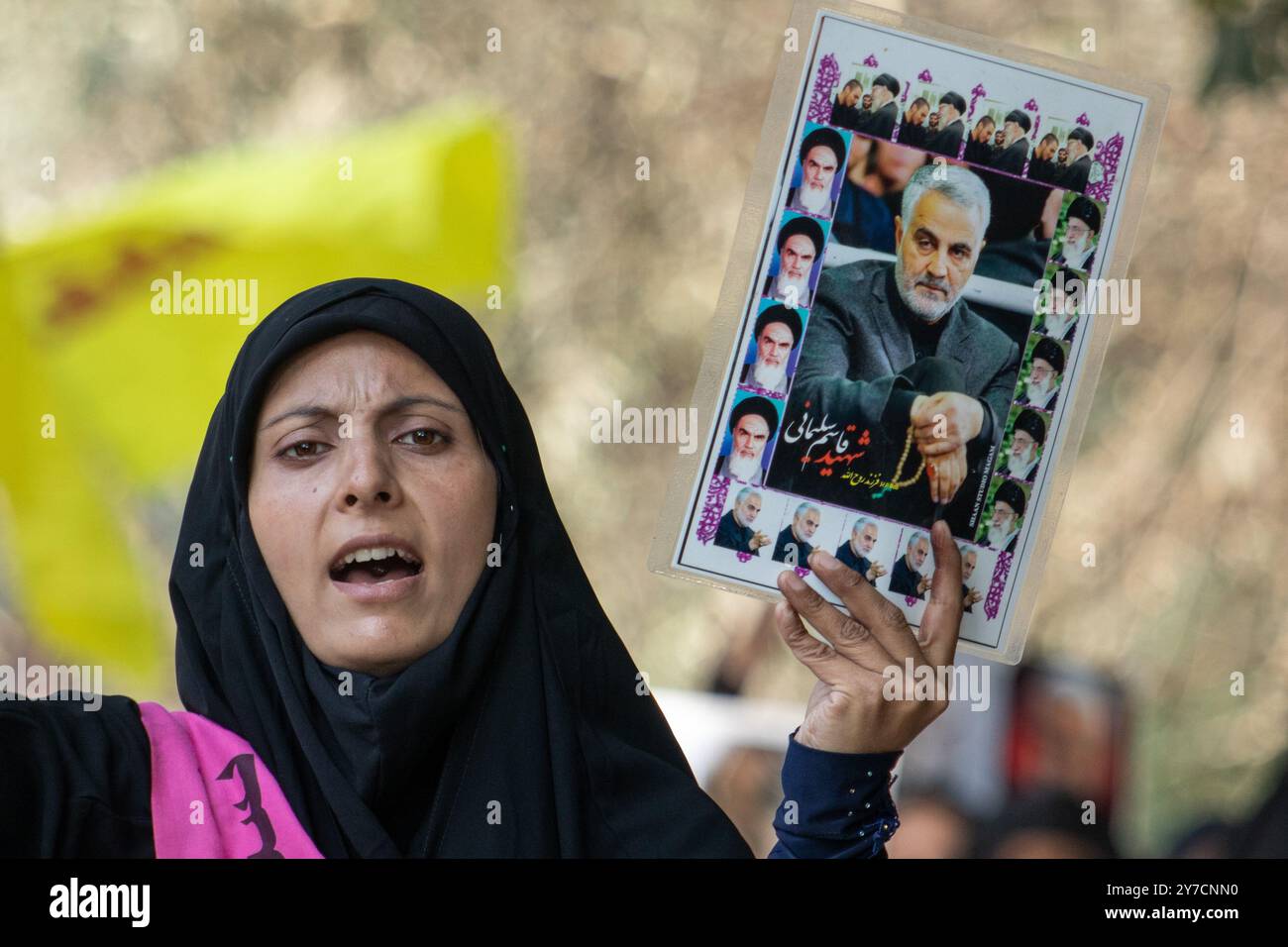 Une musulmane cachemire tient un portrait du général de l'armée iranienne Qassem Soleimani et d'autres responsables alors qu'ils marchent pendant une manifestation contre le meurtre du chef du Hezbollah Hassan Nasrallah. Des milliers de manifestants sont descendus dans les rues de Srinagar et du Cachemire pour pleurer et condamner l'assassinat du chef du Hezbollah Hassan Nasrallah et d'autres hauts commandants lors d'une frappe aérienne israélienne. Le Hezbollah a confirmé la mort de son dirigeant, Hassan Nasrallah, samedi, après que les Forces de défense israéliennes ont frappé ce qu'elles ont appelé le « quartier général central » du Hezbollah par une frappe massive le vendredi 27 septembre. Banque D'Images