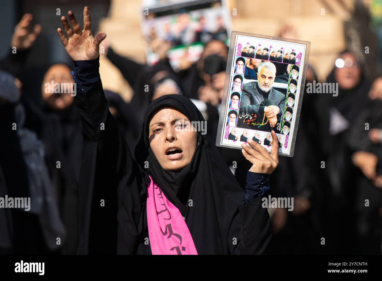 Une musulmane cachemire tient un portrait du général de l'armée iranienne Qassem Soleimani et d'autres responsables lors d'une manifestation contre le meurtre du chef du Hezbollah Hassan Nasrallah. Des milliers de manifestants sont descendus dans les rues de Srinagar et du Cachemire pour pleurer et condamner l'assassinat du chef du Hezbollah Hassan Nasrallah et d'autres hauts commandants lors d'une frappe aérienne israélienne. Le Hezbollah a confirmé la mort de son chef, Hassan Nasrallah, samedi après que les Forces de défense israéliennes ont frappé ce qu'elles ont appelé le "quartier général central" du Hezbollah avec une frappe massive le vendredi 27 septembre 2024 Banque D'Images