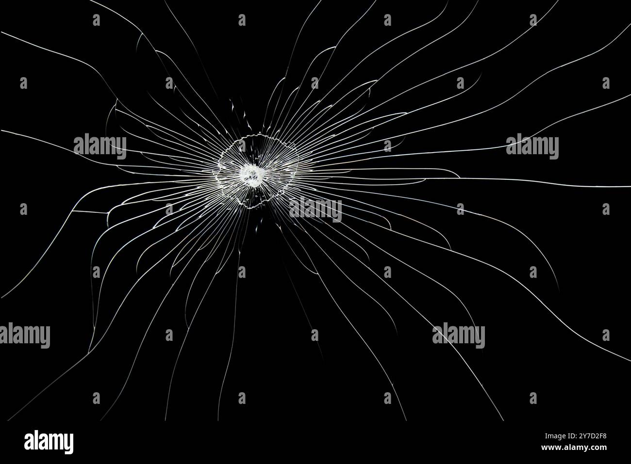 Motif de fissures sur le verre brisé, abstraction des éclats et des lignes de l'impact sur le verre Banque D'Images