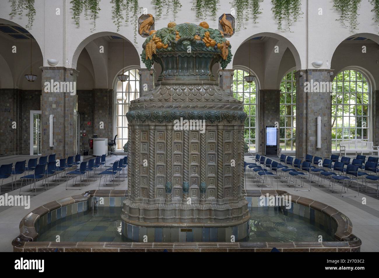 Fontaine décorative en céramique Art Nouveau en tuiles de majolique, dans la maison de la fontaine, Heilbad Kissingen, inaugurée en 1842, remplacée par un nouveau buil Banque D'Images