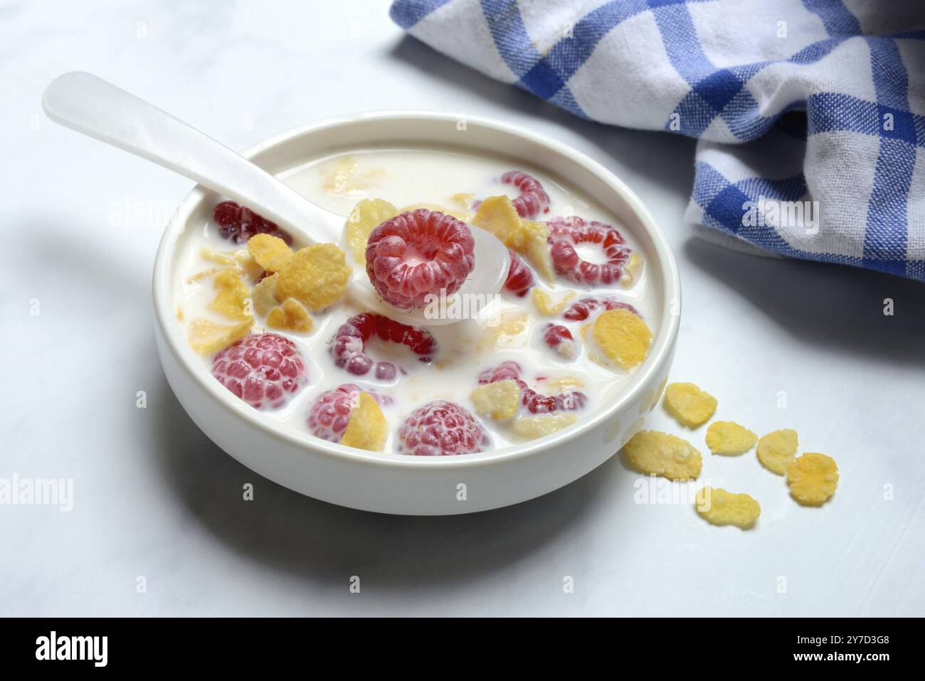 Framboises et cornflakes avec du lait dans un bol, Rubus idaeus Banque D'Images