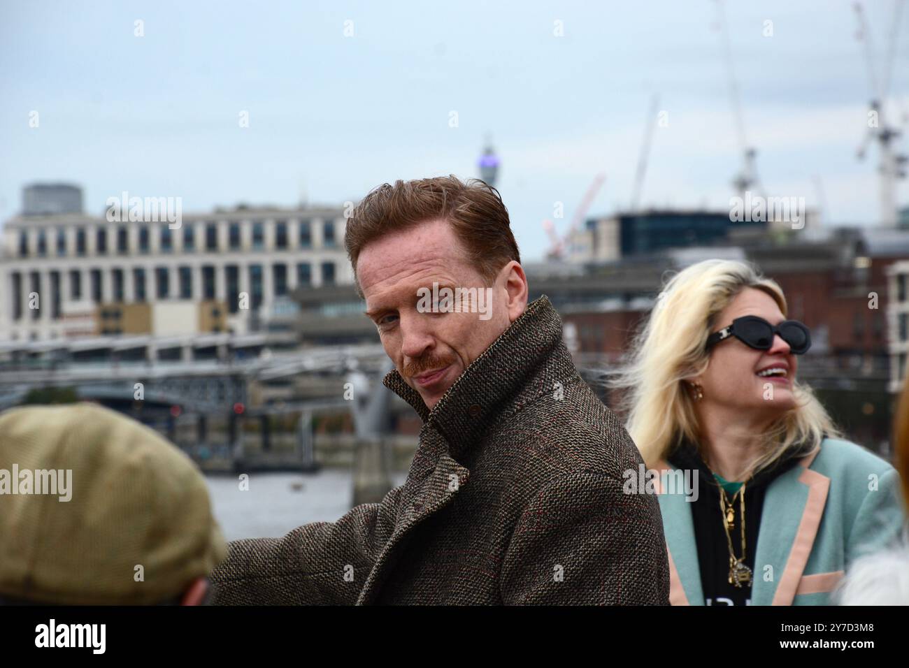 Damian Lewis berce des moutons à travers Southwark Bridge à Londres en tant que Freeman de la ville de Londres le 29 octobre 2024 Banque D'Images