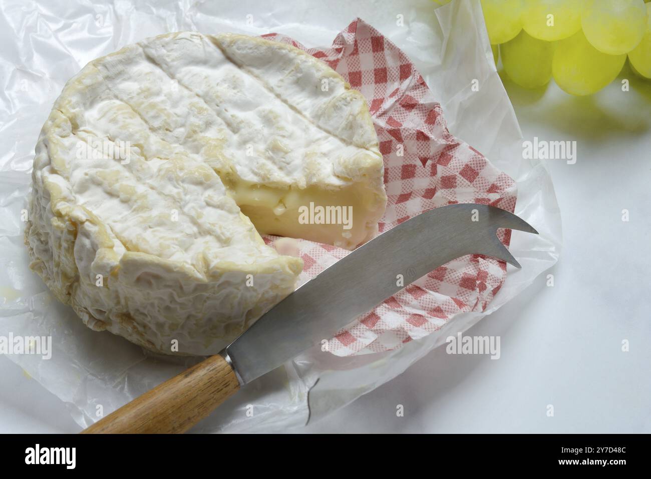 Camembert français avec couteau à fromage, fromage tranché Banque D'Images