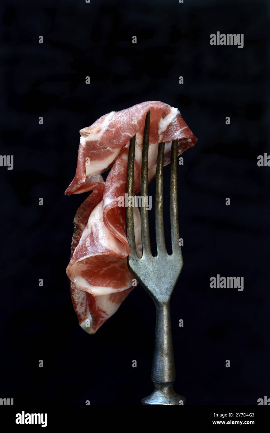 Une tranche de coppa sur une fourchette, saucisse italienne, Italie, Europe Banque D'Images