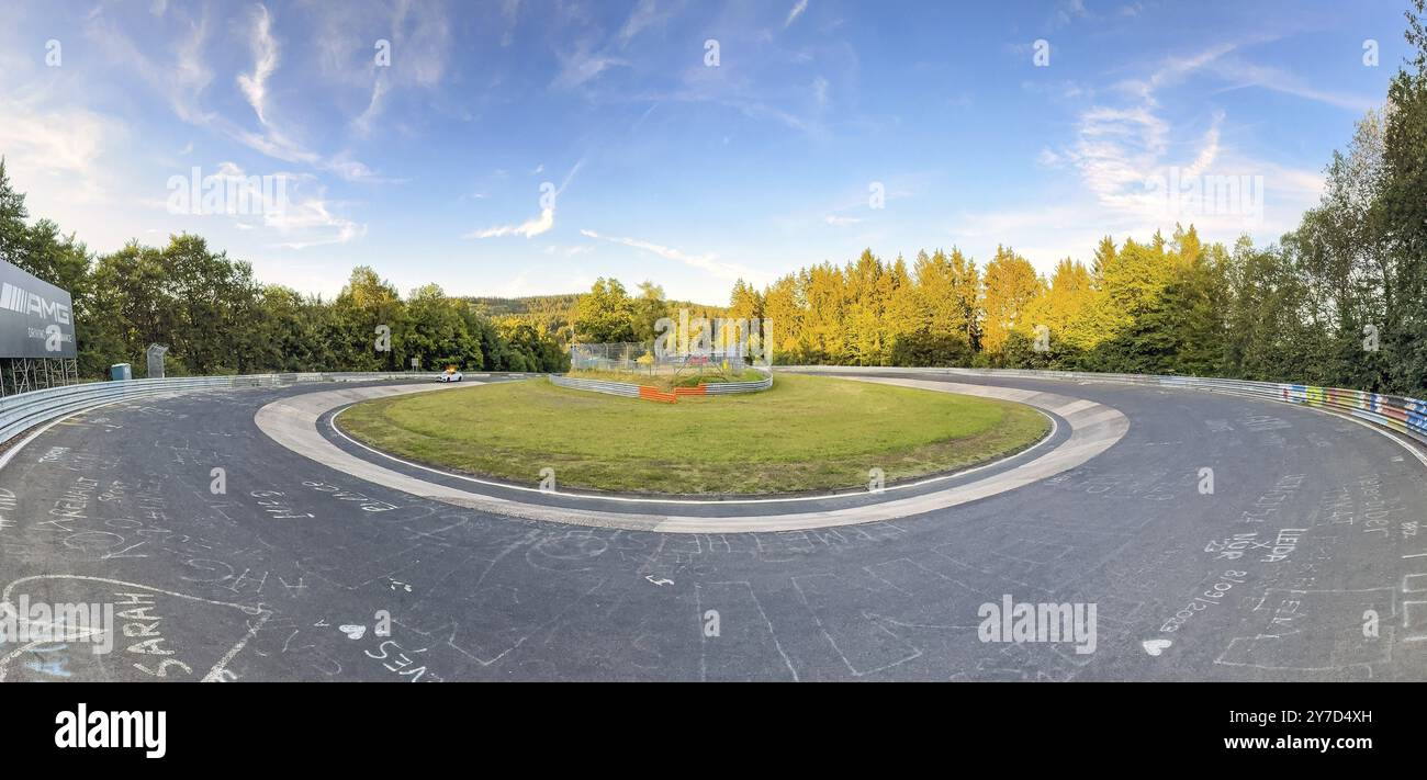 Photo panoramique de la section de piste Caracciola-Karussell sur la piste de course officielle internationale pour la course de sport automobile 24h Nuerburgring piste Nordschleif Banque D'Images