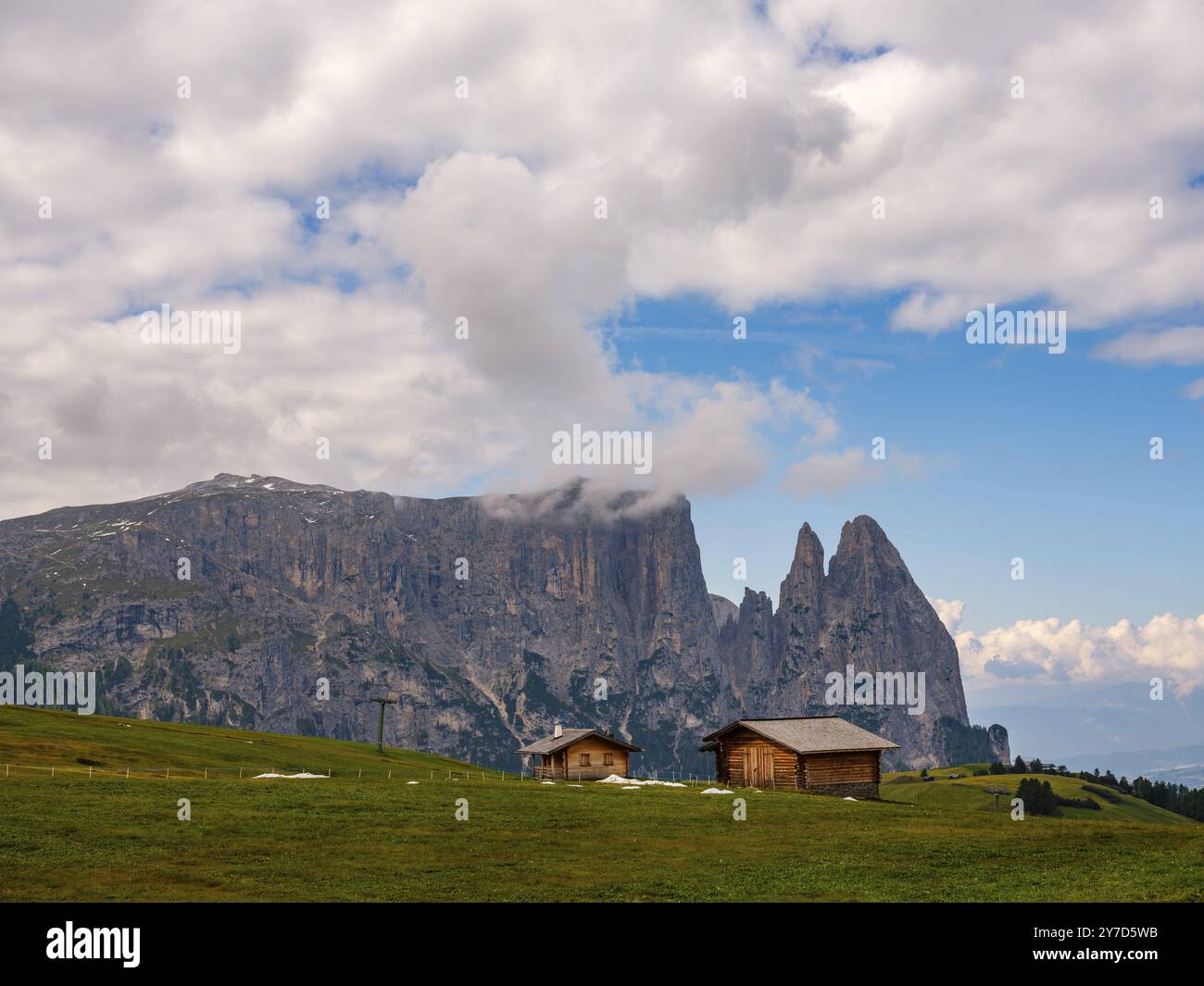 Cabanes alpines devant le Sciliar, Punta Santner, Dolomites, Alpe di Siusi, Tyrol du Sud, Italie, Europe Banque D'Images