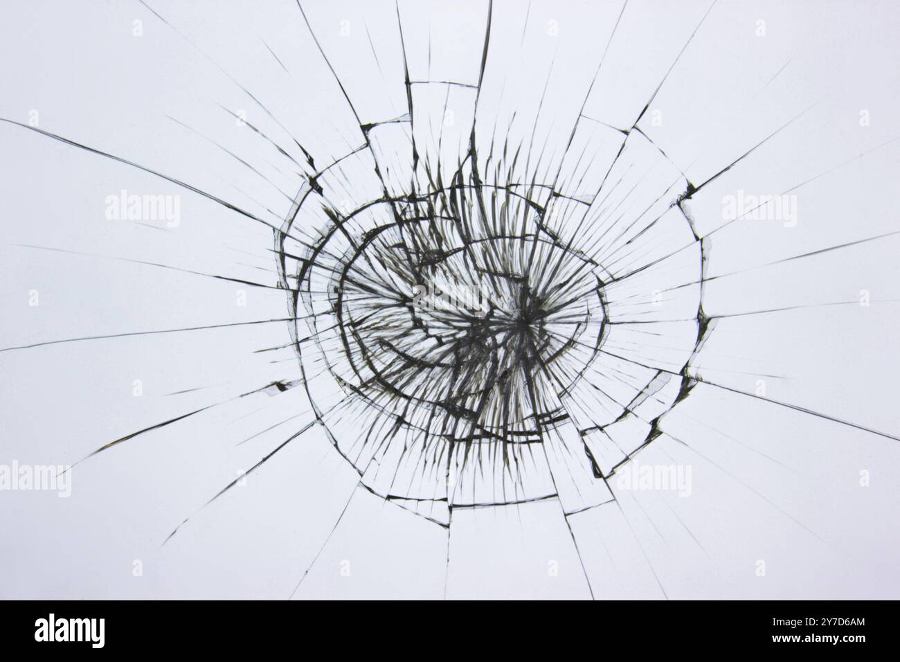 Texture de verre cassé sur un fond blanc. Le verre de protection du téléphone est fissuré par l'ennui. Fissures sur le matériau transparent endommagé Banque D'Images