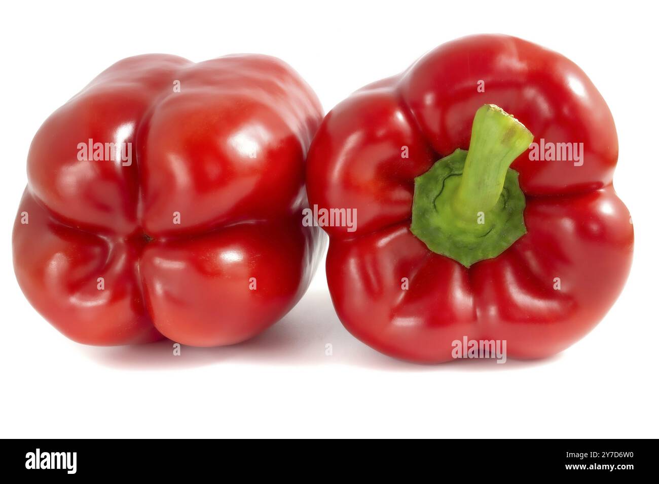 Deux poivrons rouges doux isolés sur fond blanc. Gros plan sur le paprika Banque D'Images