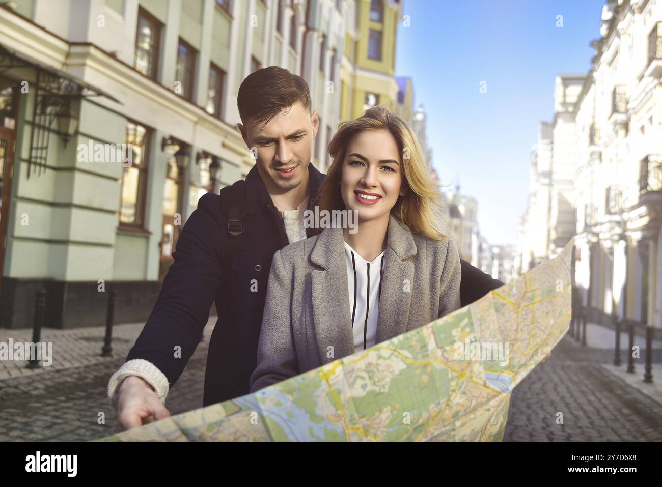 Couple de jeunes touristes la lecture d'une carte dans la ville Banque D'Images