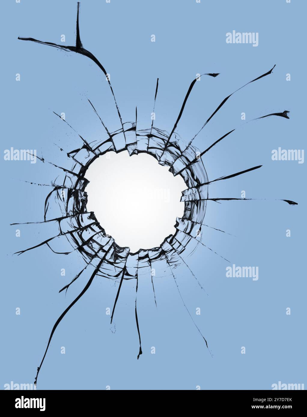 Verre cassé avec un trou sur un fond bleu et avec une lumière au centre. Texture des fissures sur une fenêtre cassée par des explosions et des coups de feu Banque D'Images