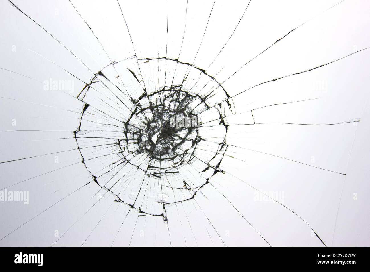 La texture est cassée par le verre fissuré. Fissures isolées sur blanc. Élément de concept pour la conception. Fissures pour la superposition de texture Banque D'Images