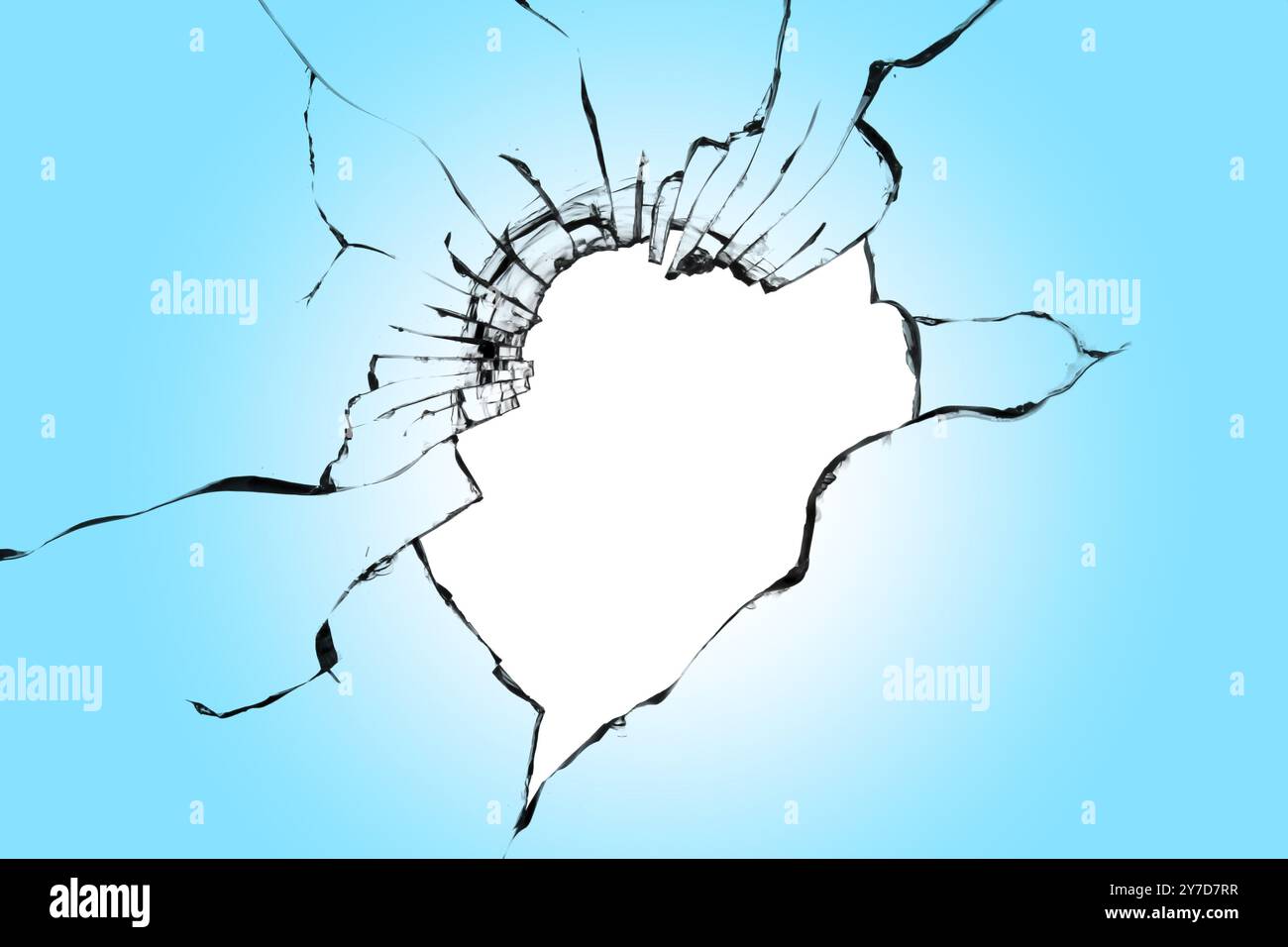 Verre cassé avec un trou au centre sur un fond bleu. L'effet des fissures sur la fenêtre Banque D'Images