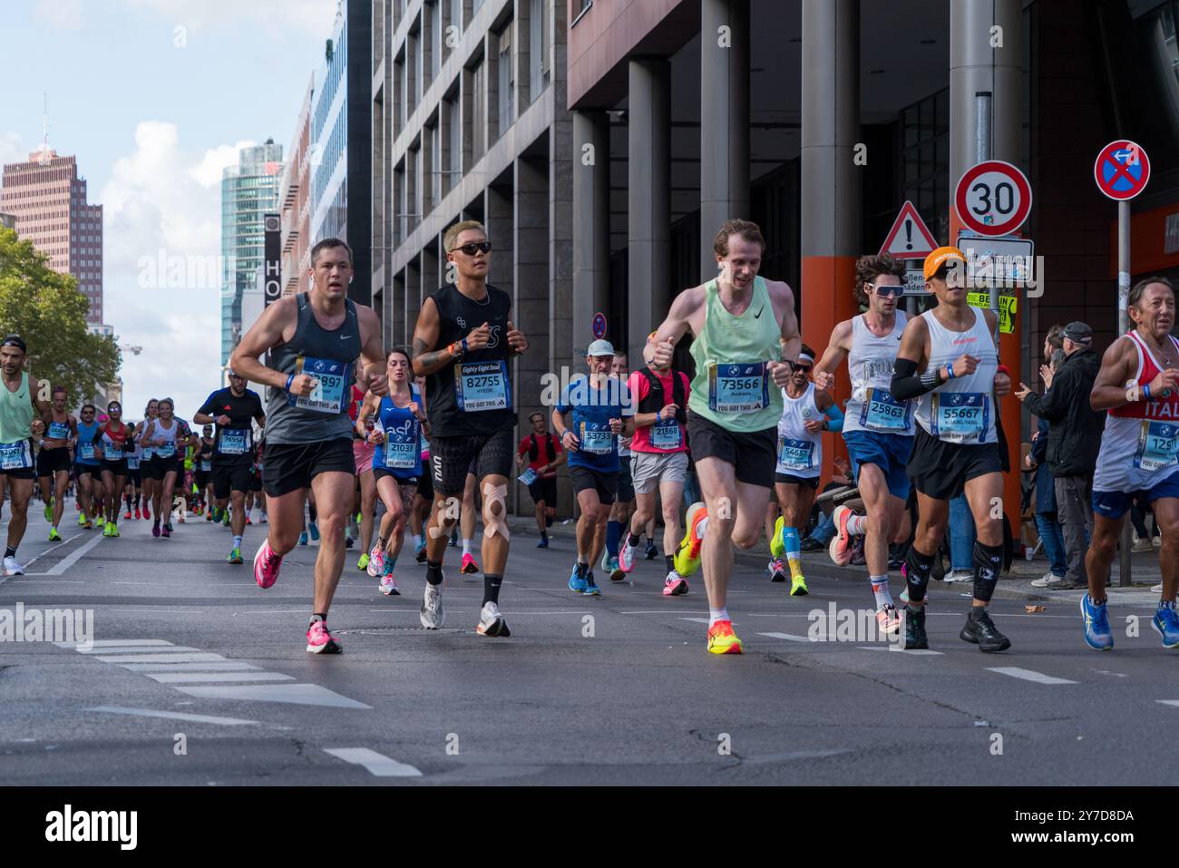 Berlin 29 septembre 2024 : des milliers de participants participent au 50e Marathon de Berlin. Banque D'Images