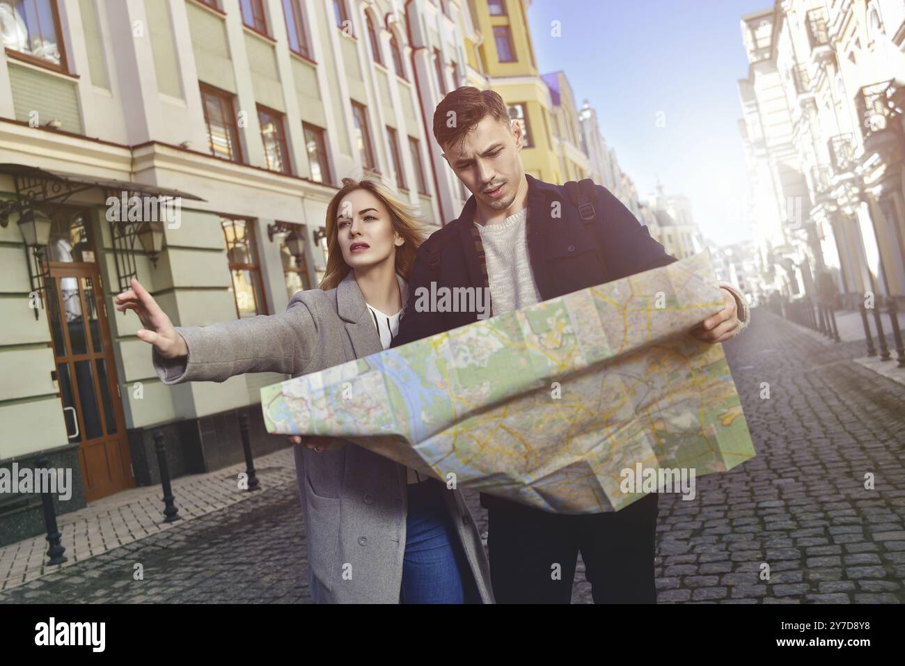 Couple de jeunes touristes la lecture d'une carte dans la ville Banque D'Images