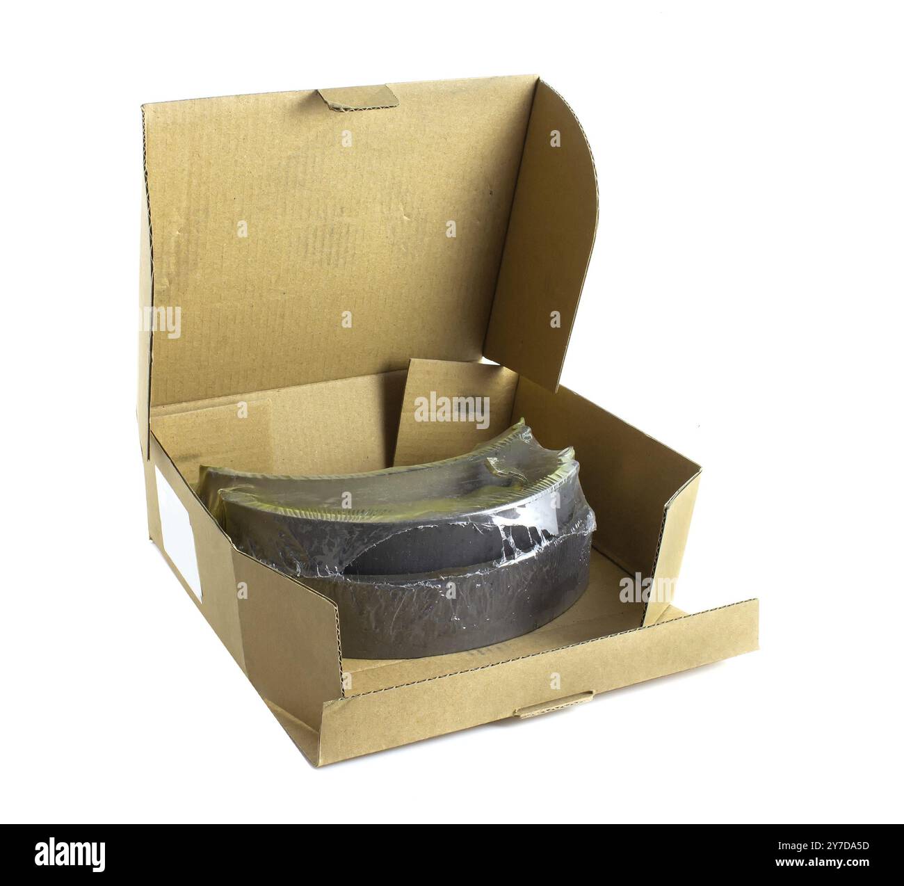 Boîte en carton marron avec plaquettes de frein de voiture isolées sur fond blanc.Pièces de rechange pour le transport Banque D'Images