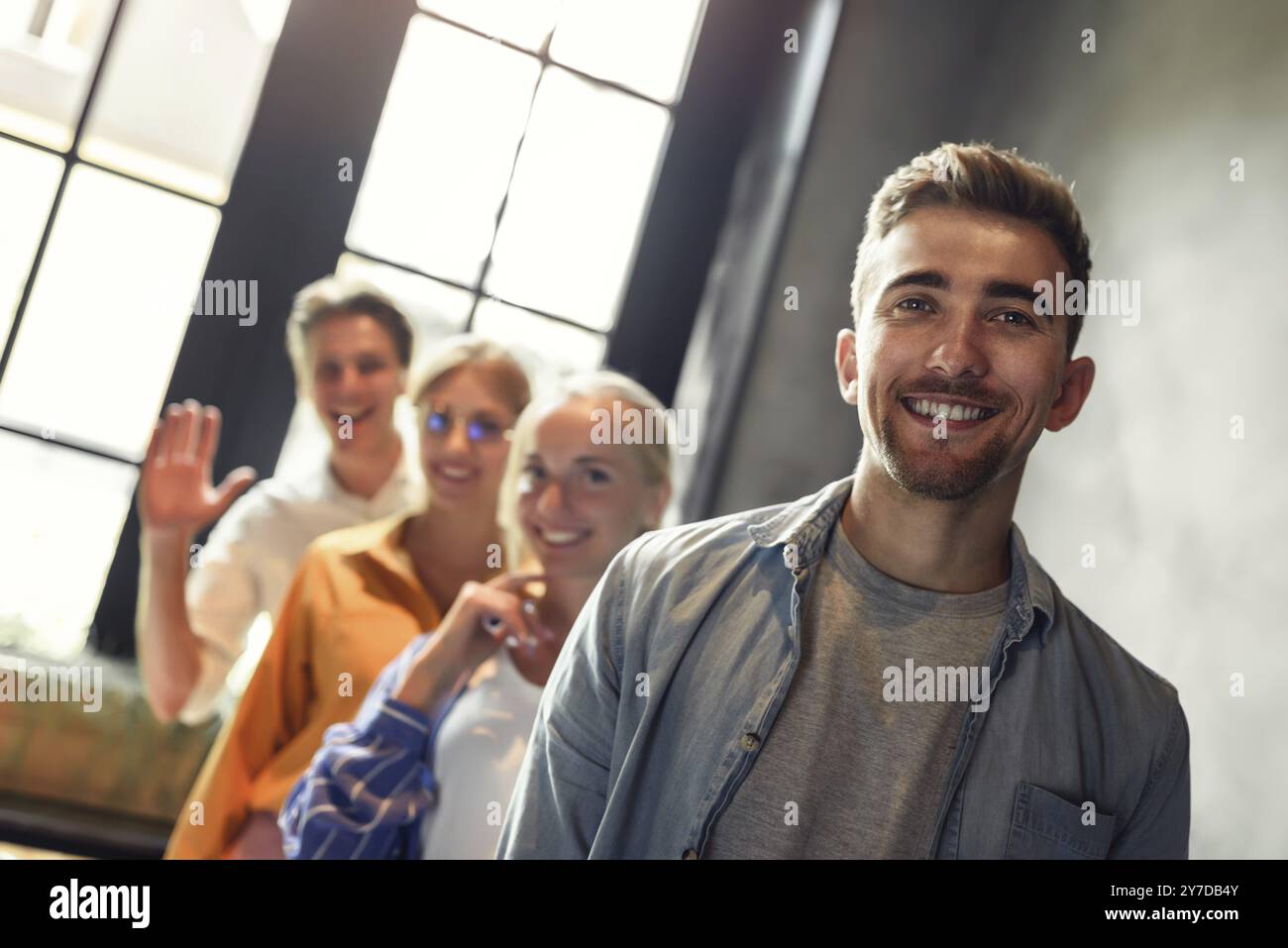 Gros plan photo de jeunes gens d'affaires restent ensemble. Unité et concept de travail d'équipe Banque D'Images