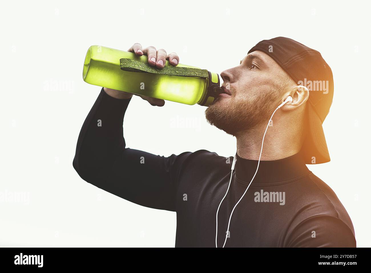 Gros plan Bearded sportif Man prenez une pause et buvez de l'eau après la séance d'entraînement Banque D'Images