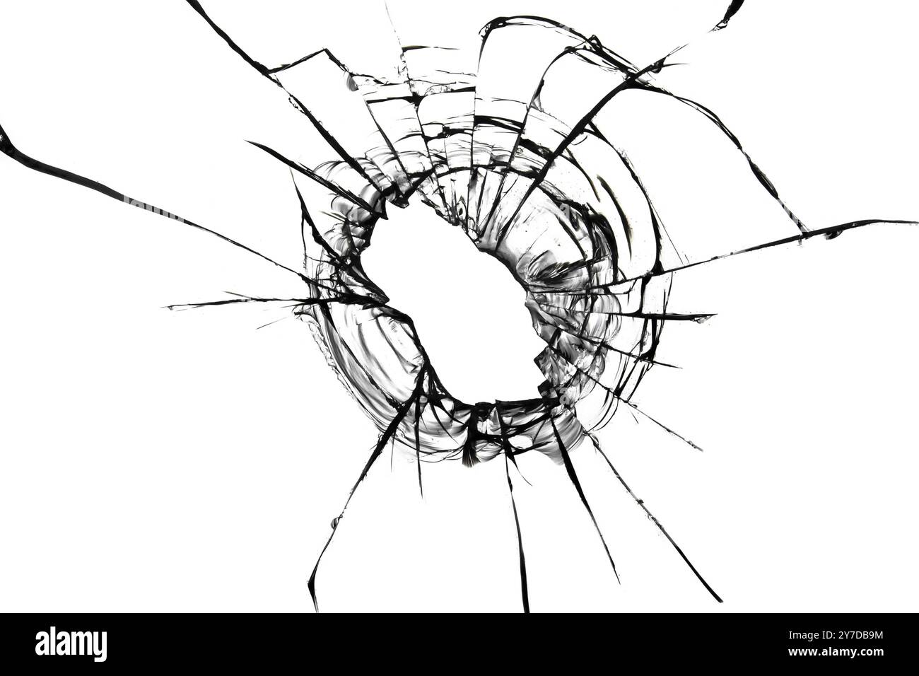 Fissures d'une balle dans la vitre.Grenaille de verre cassée.Texture abstraite sur fond blanc Banque D'Images