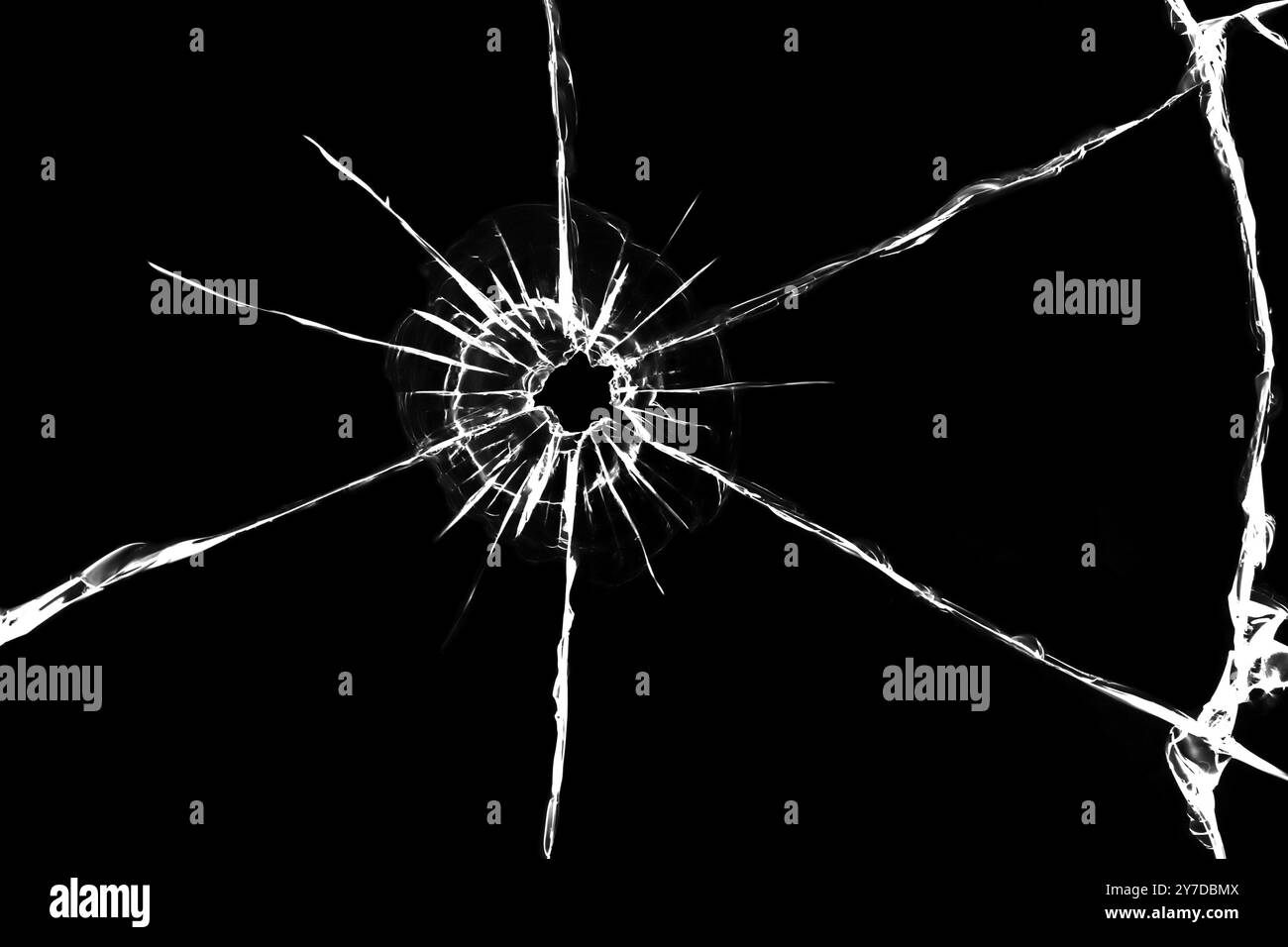 Texture des fissures sur le verre de la grenaille. Verre fissuré pour la conception. Fissures sur fond noir Banque D'Images
