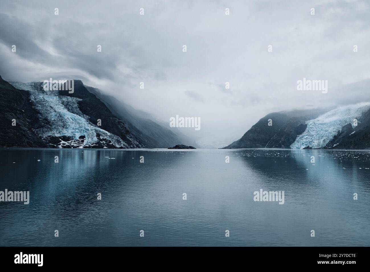 Vue panoramique de la mer et des montagnes contre le ciel, Alaska, États-Unis, États-Unis. Environs du glacier Hubbard Banque D'Images
