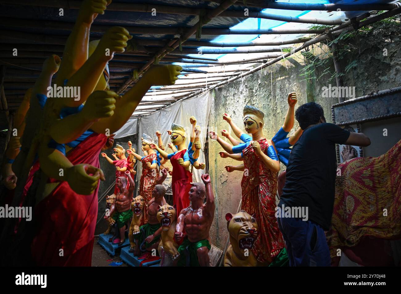 New Delhi, Inde. 29 septembre 2024. NEW DELHI, INDE - SEPTEMBRE 29 : artisans vus donnant la touche finale aux idoles de la déesse Durga avant le festival Durga Puja au CR Park, le 29 septembre 2024 à New Delhi, Inde. (Photo de Sanchit Khanna/Hindustan Times/Sipa USA ) crédit : Sipa USA/Alamy Live News Banque D'Images