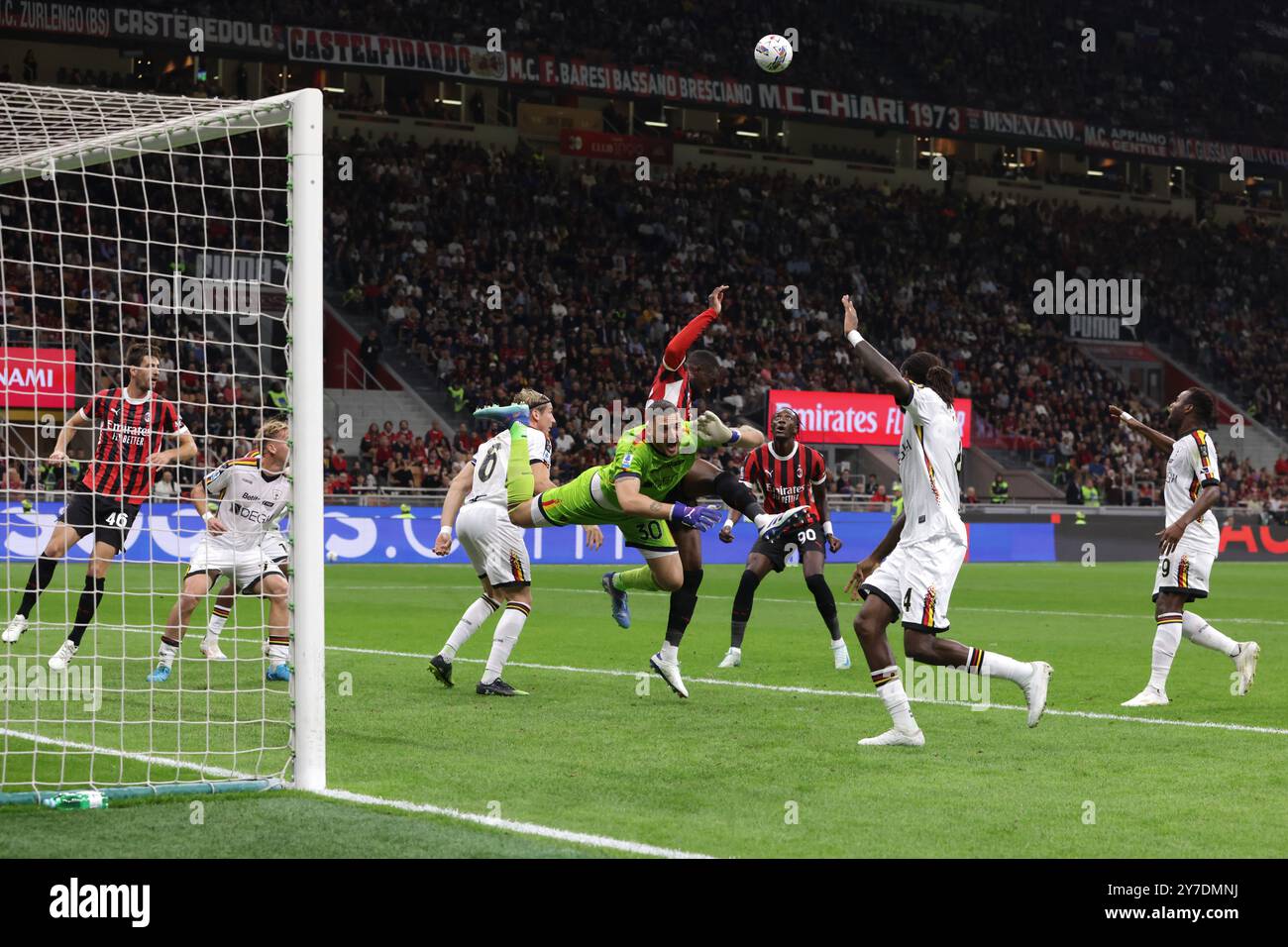 Milan, Italie. 27 septembre 2024. Tammy Abraham de l’AC Milan regarde son coéquipier Fikayo Tomori affronter Wladimiro Falcone de l’US Lecce lors du match de Serie A à Giuseppe Meazza, Milan. Le crédit photo devrait se lire : Jonathan Moscrop/Sportimage crédit : Sportimage Ltd/Alamy Live News Banque D'Images