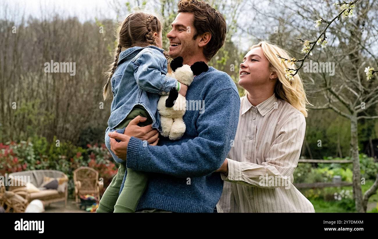 We Live in Time (2024) réalisé par John Crowley et mettant en vedette Andrew Garfield, Florence Pugh et Grace Delaney. Un chef prometteur et un récent divorcé trouvent leur vie changée à jamais lorsqu'une rencontre fortuite les rassemble, dans une romance profondément émouvante qui s'étend sur dix ans. Publicité encore ***USAGE ÉDITORIAL SEULEMENT***. Crédit : BFA / StudioCanal Banque D'Images