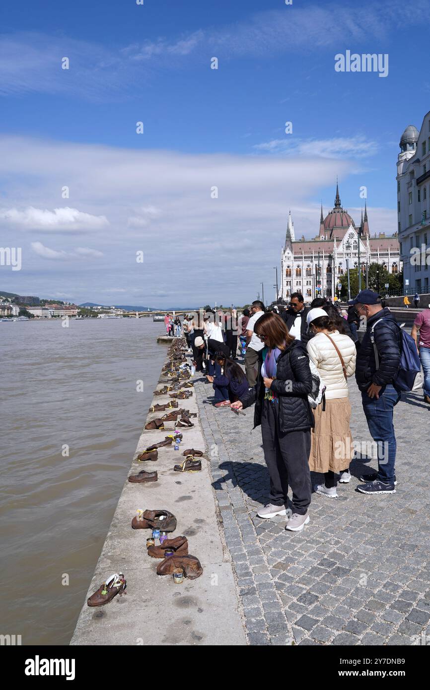 Budapest, le talus du Danube avec le mémorial des chaussures où les victimes du fascisme ont été abattus dans le fleuve Banque D'Images